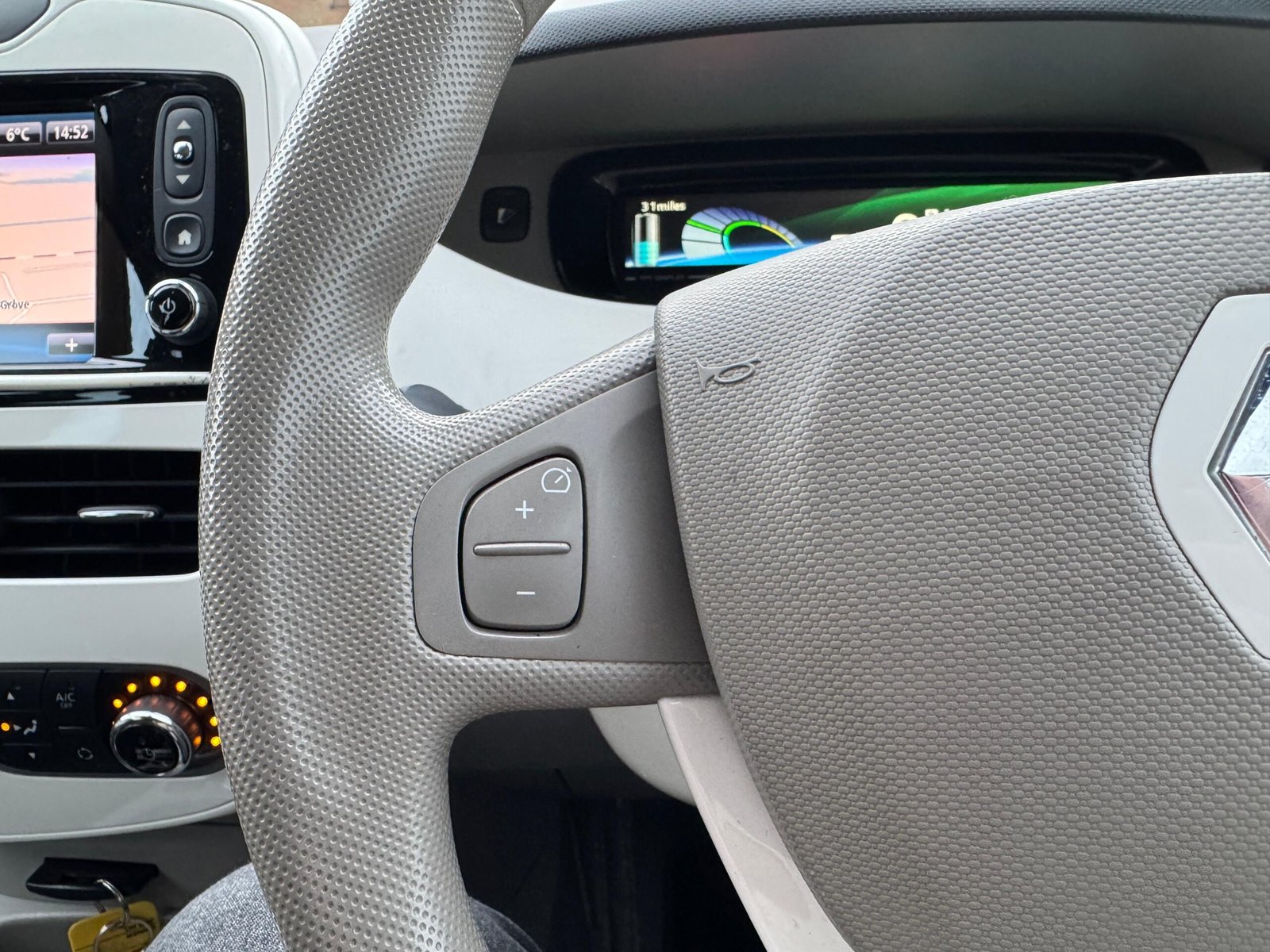 Renault ZOE – 22kWh Expression Nav